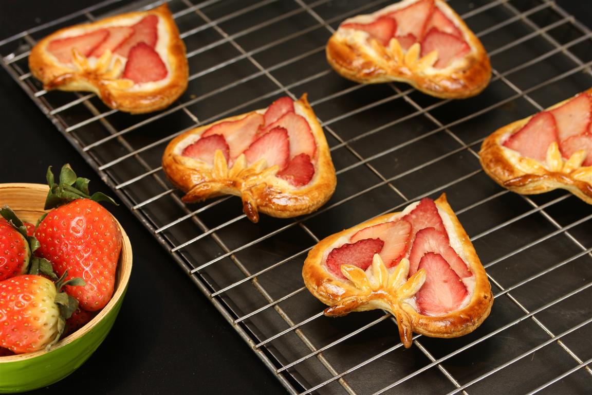 Strawberry heart puff pastries with Vanille Bleue — result