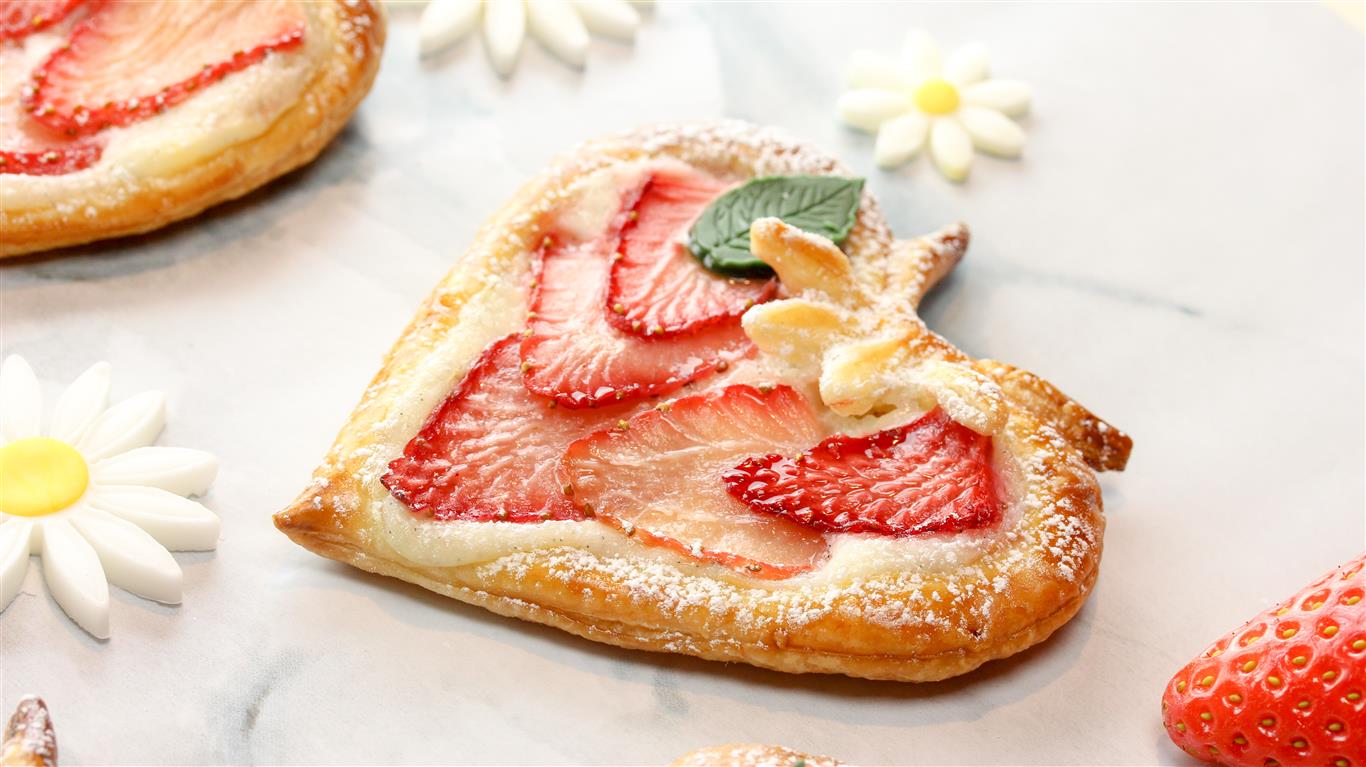 Heart-shaped strawberry puff pastries with Vanille Bleue — Valentine's Day Escale Bleue