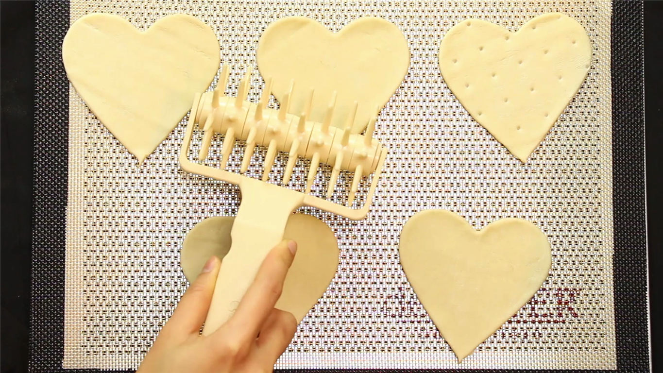 Tranches de fraises sur feuilletés en cœur