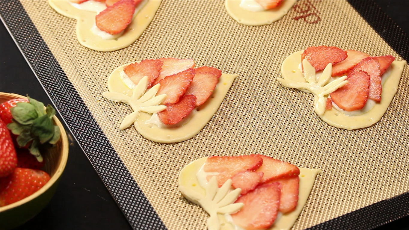 Feuilletés fraises — décoration sucre glace