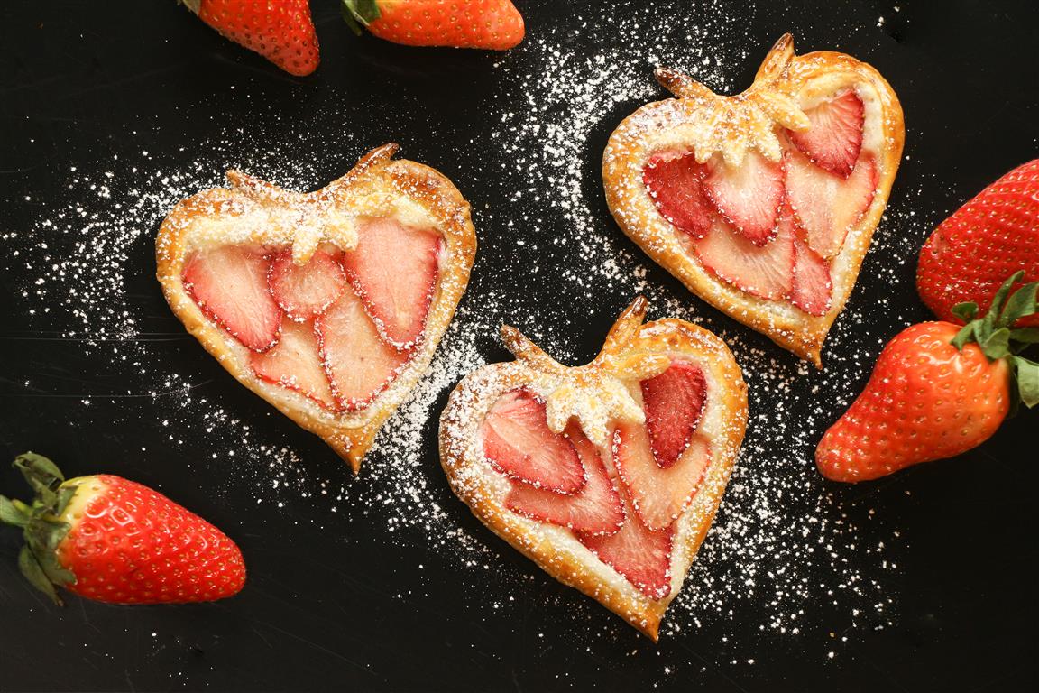 Feuilletés fraises cœur — gros plan