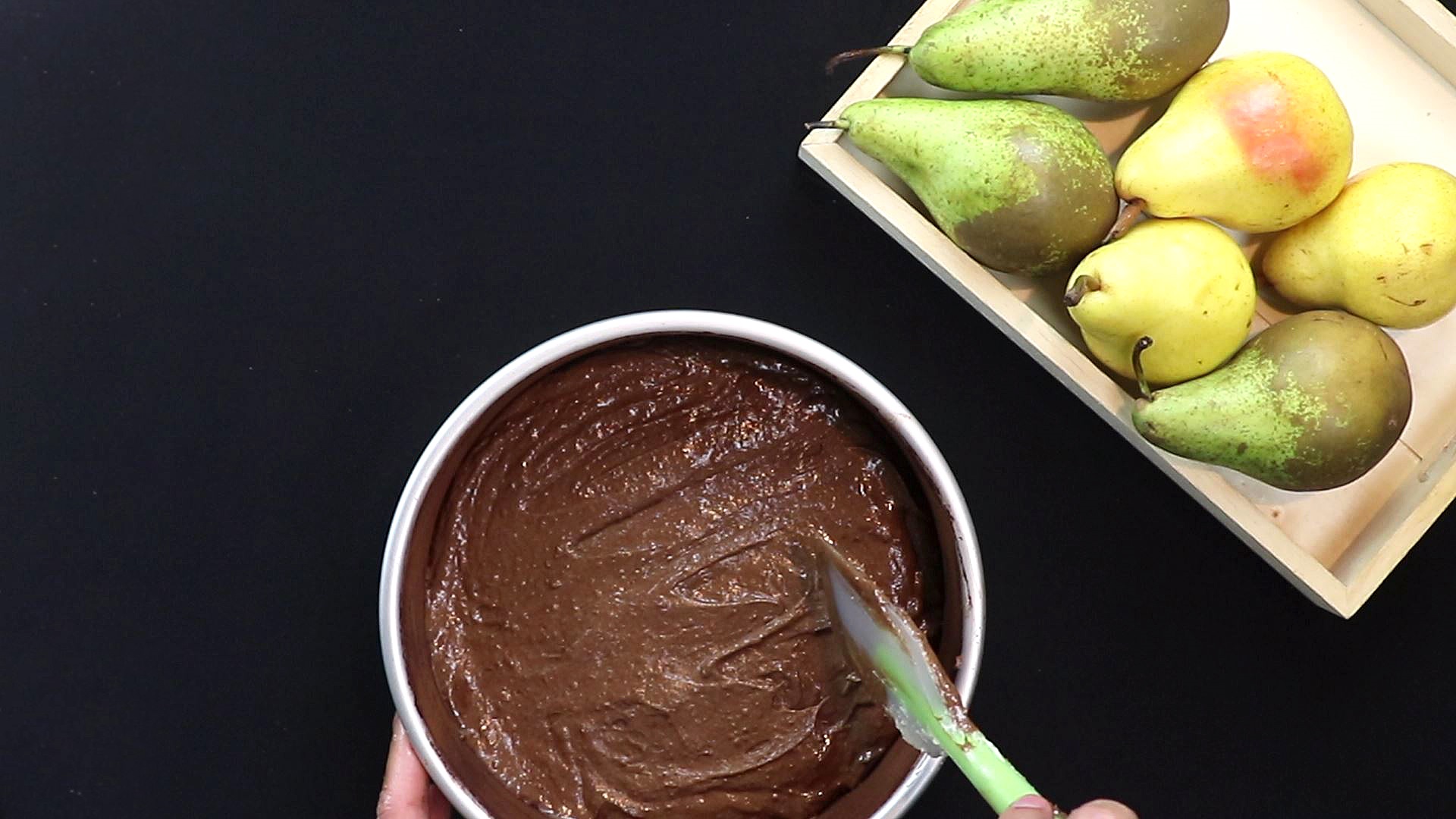 Pâte au chocolat étalée dans le moule