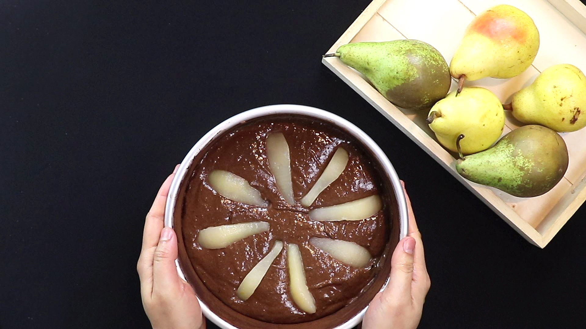 Poires fraîches déposées sur le gâteau chocolat