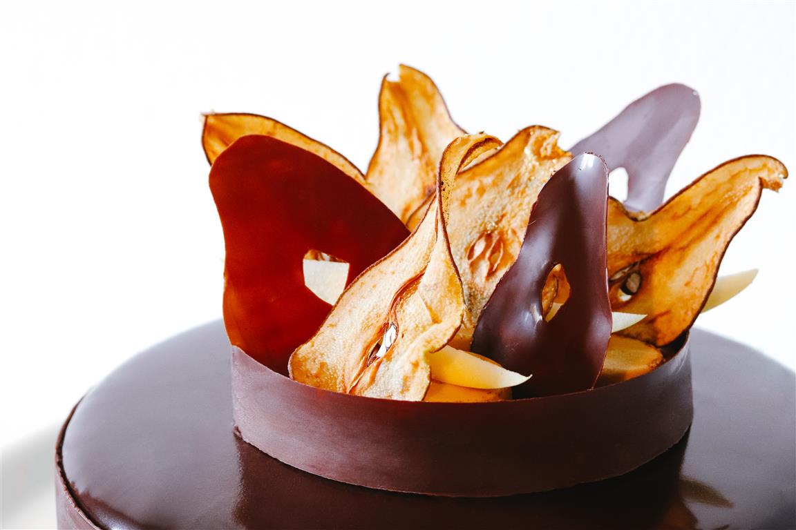 Entremets poire chocolat — glaçage noir miroir