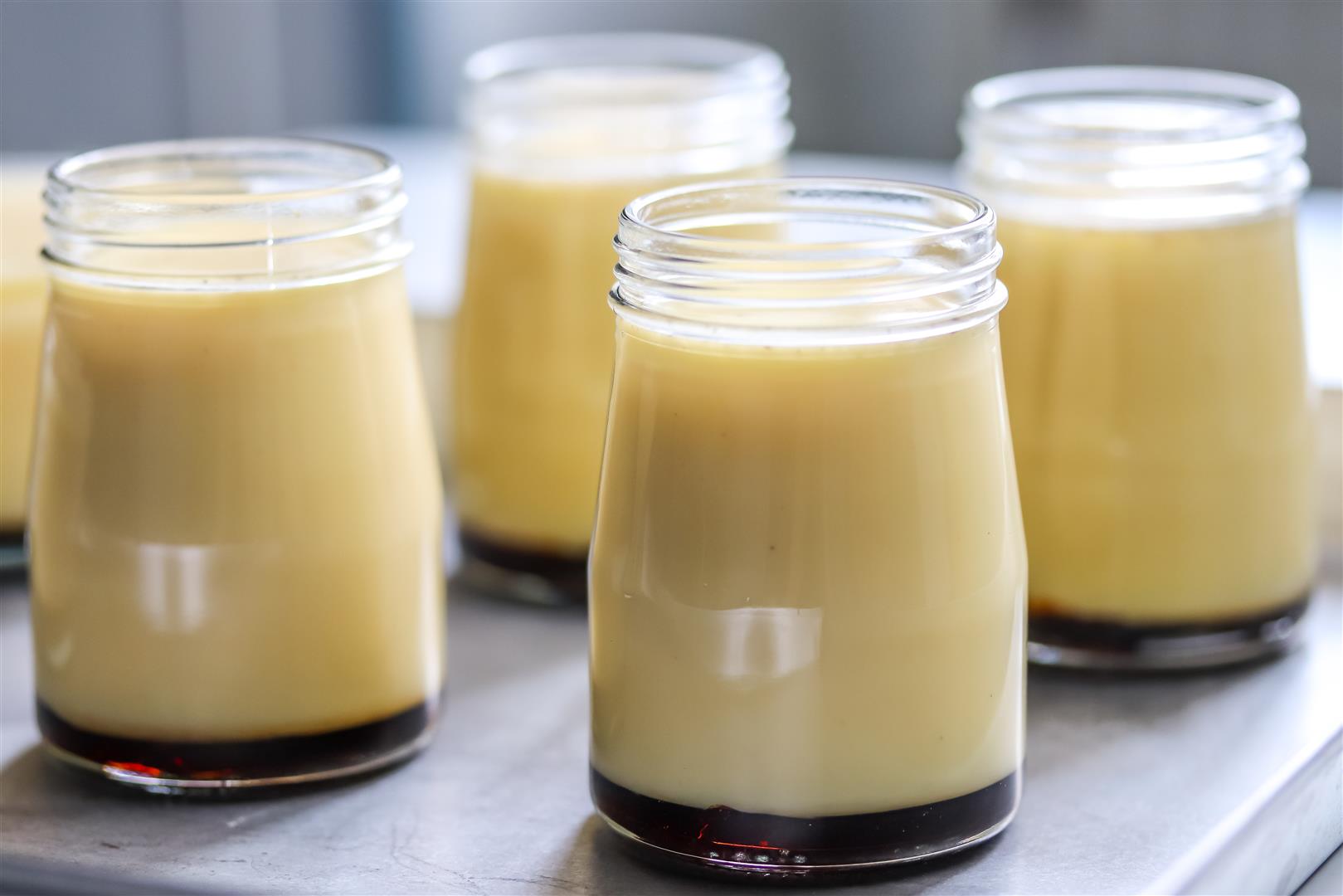 Purin japonais — pots au bain-marie avant cuisson