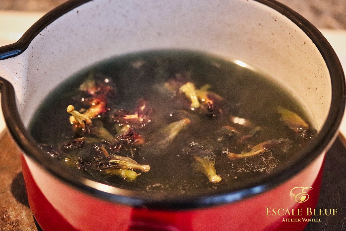 Fleur de pois papillon — coloration riz bleu