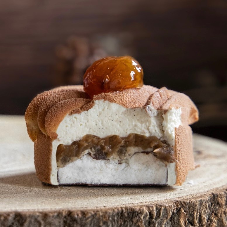 Tarte marron vanille bleue – Yann Couvreur (découpe)