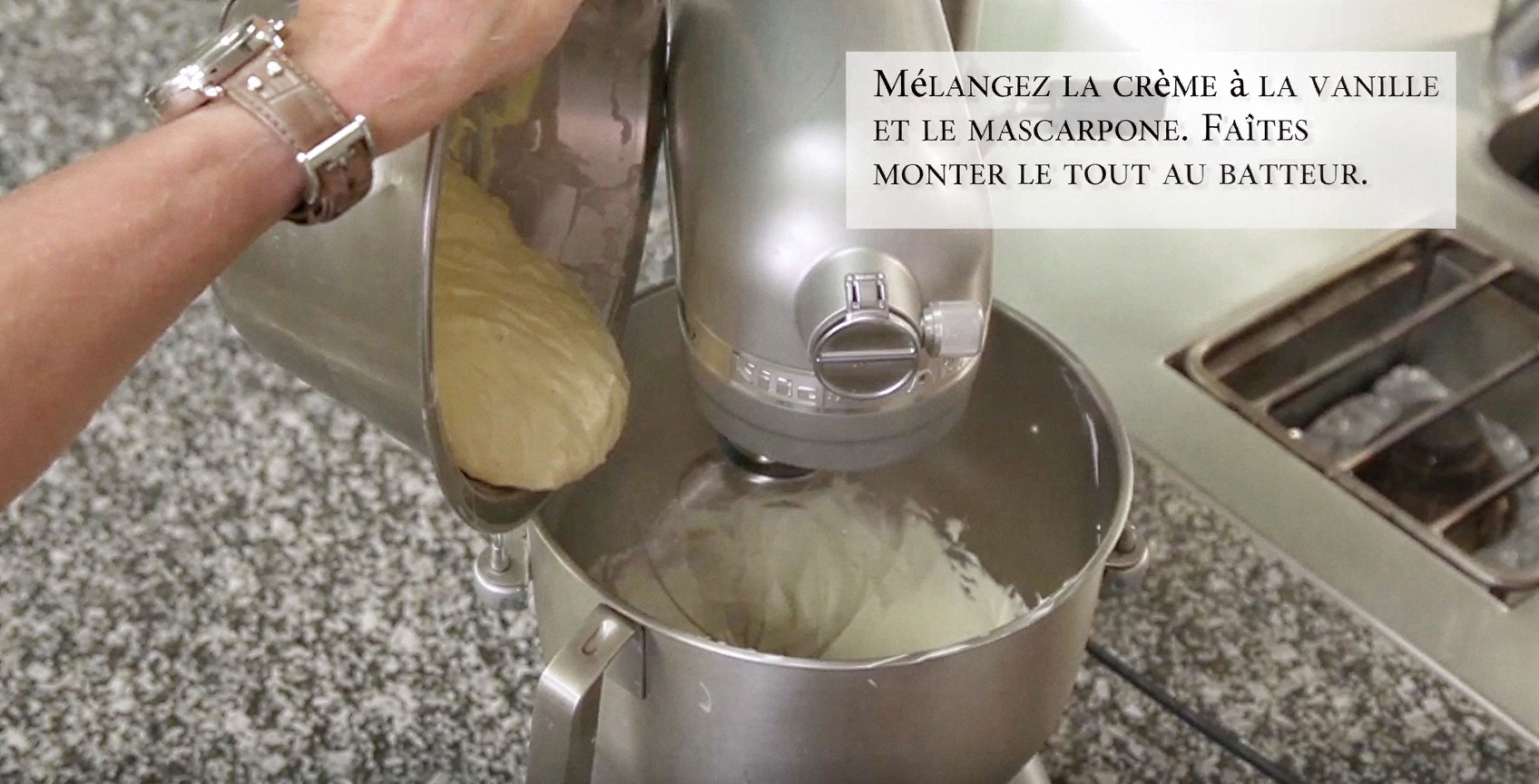 Crème légère Vanille Bleue — dressage en moules