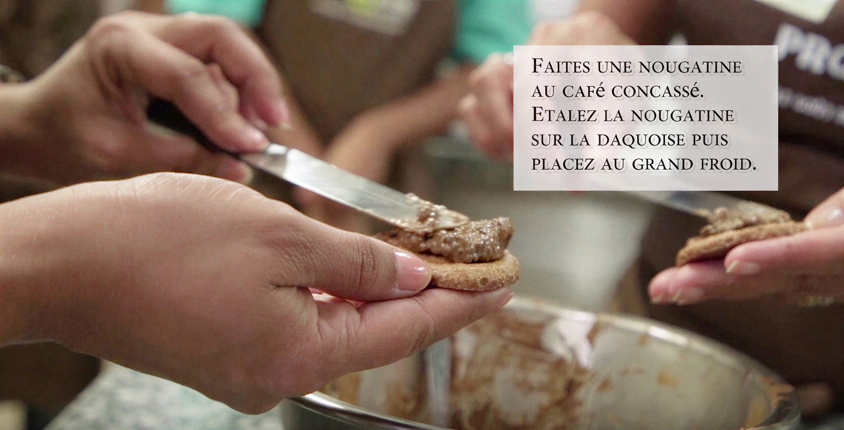 Nougatine café — étalée sur tapis silicone