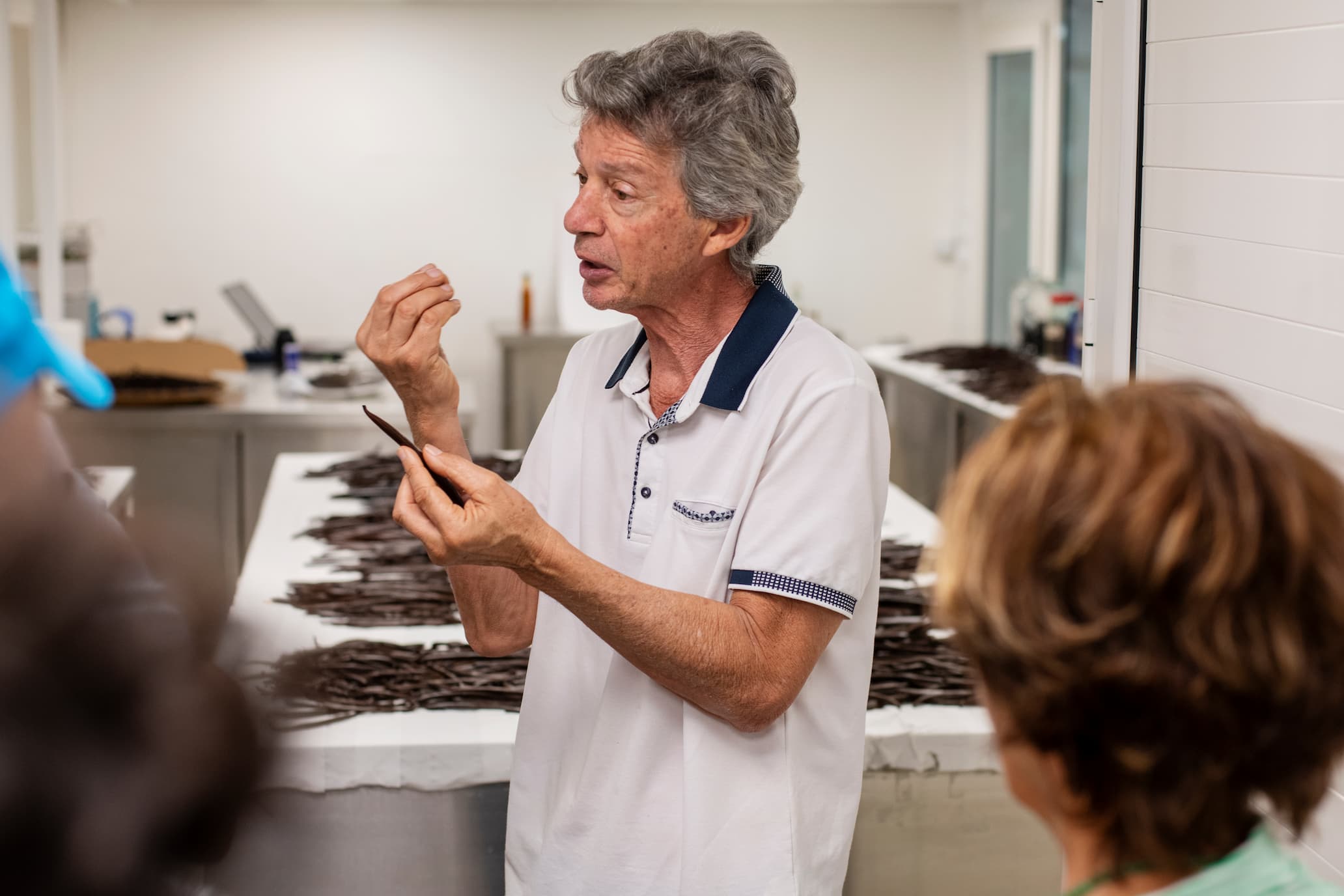 Aimé LEICHNIG en visite guidée Aimé Leichnig, co-fondateur d'Escale Bleue, lors d'une visite guidée de la plantation de vanille à Saint-Philippe