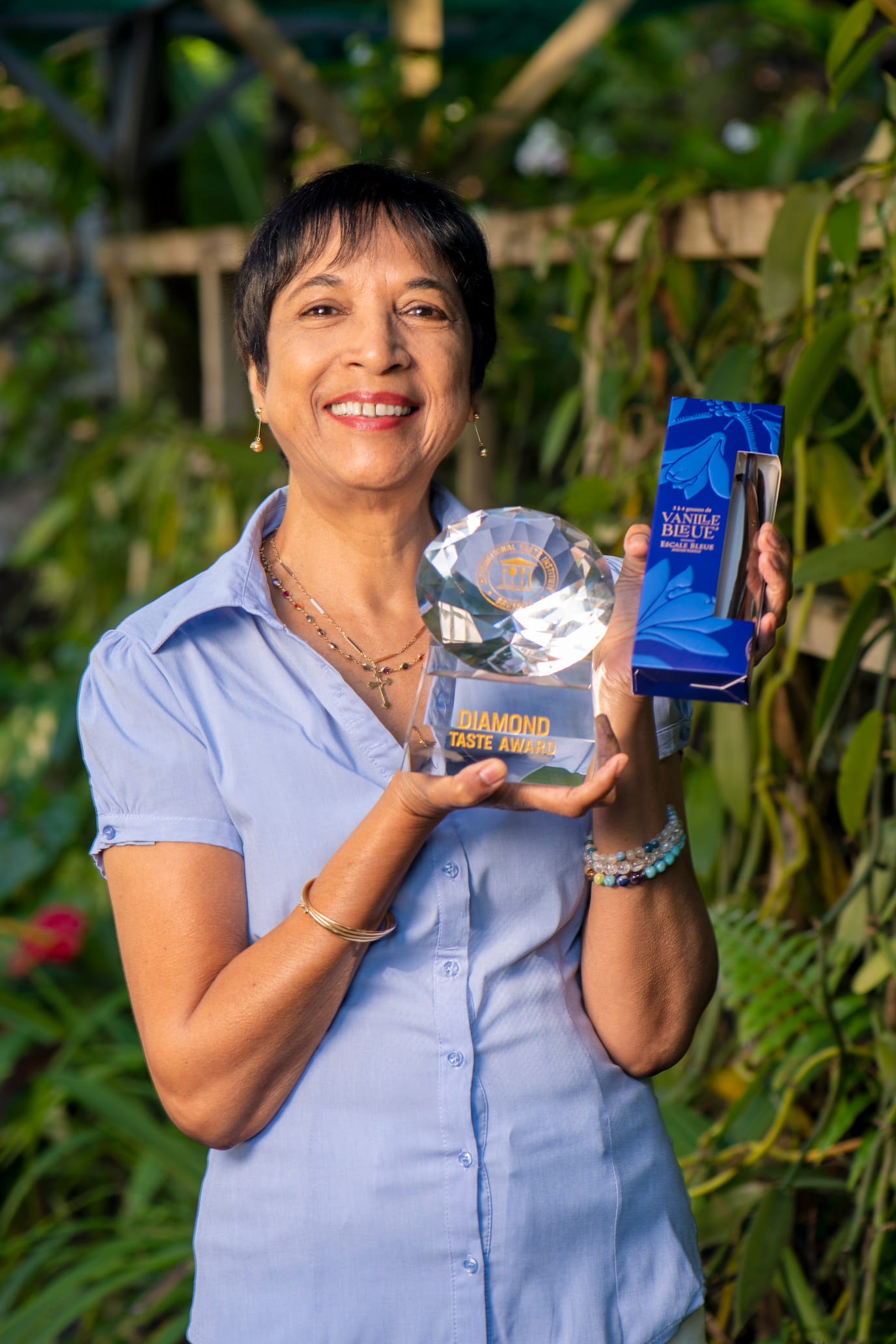 Nicole LEICHNIG avec un award et son produit Nicole Leichnig, co-fondatrice d'Escale Bleue, avec le trophée Diamond Taste Award