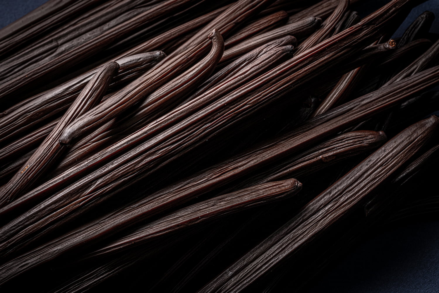 Gousses de Vanille Bleue affinées par Escale Bleue à Saint-Philippe, La Réunion — texture souple et soyeuse caractéristique de l'affinage vivant